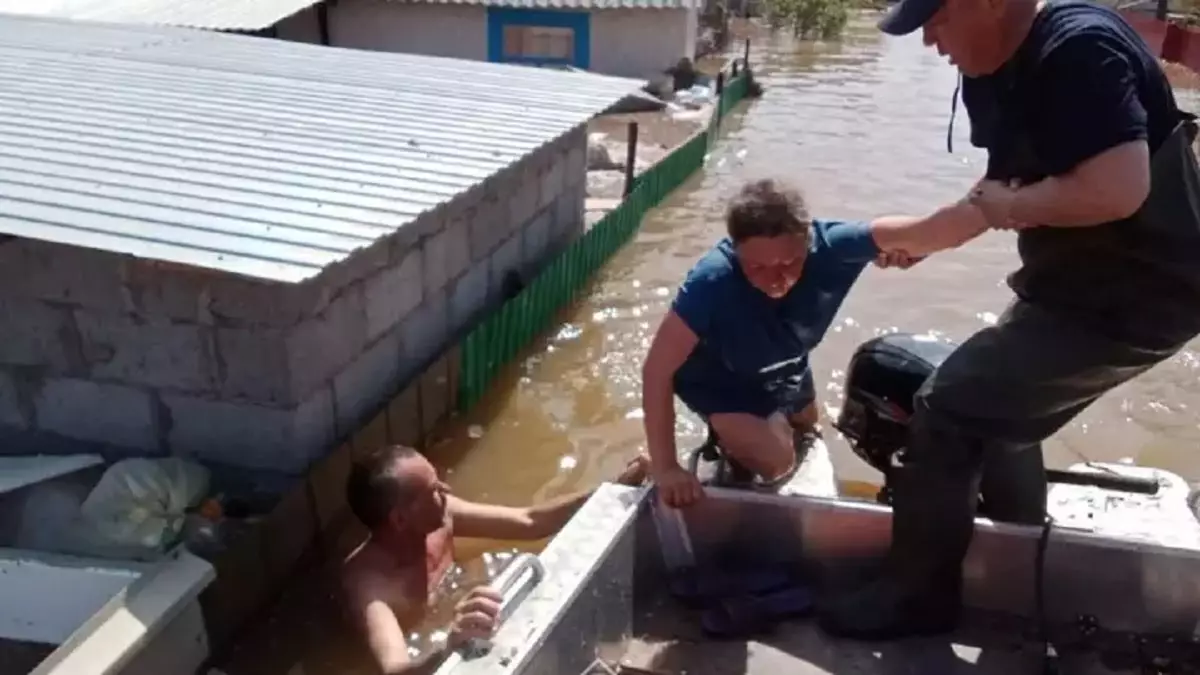 Для поиска людей поднят вертолет и запущен дрон: кадры с места наводнения под Уральском показали в МЧС 