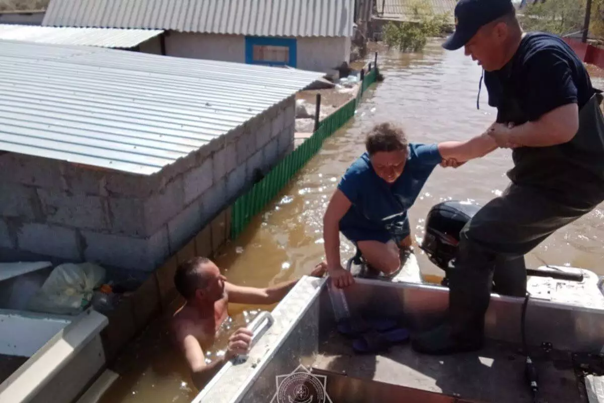 Снимают с крыш, ищут дронами: как эвакуируют людей из затопленных дач в Уральске (ВИДЕО)