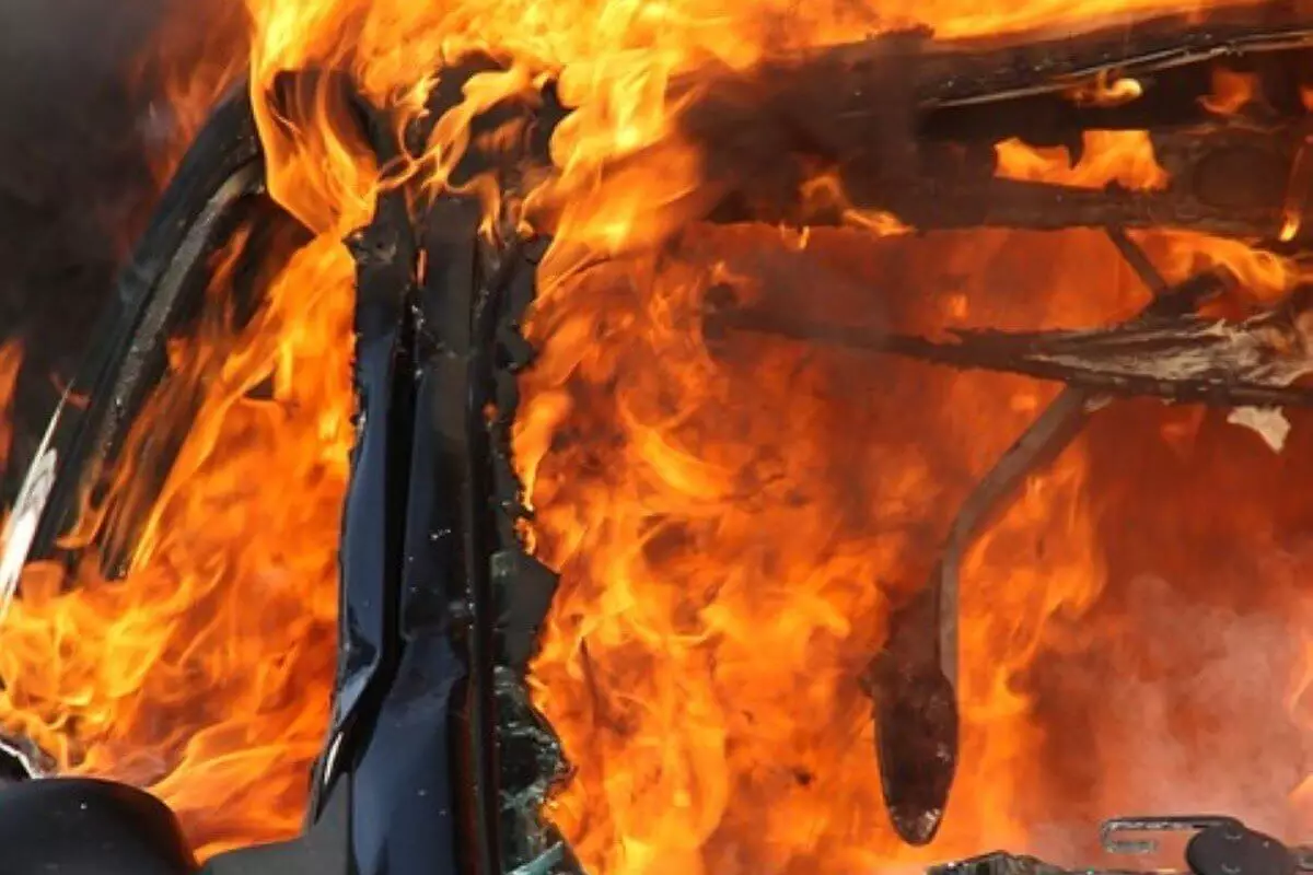 BMW сгорел дотла за несколько минут в Шымкенте (ВИДЕО)
