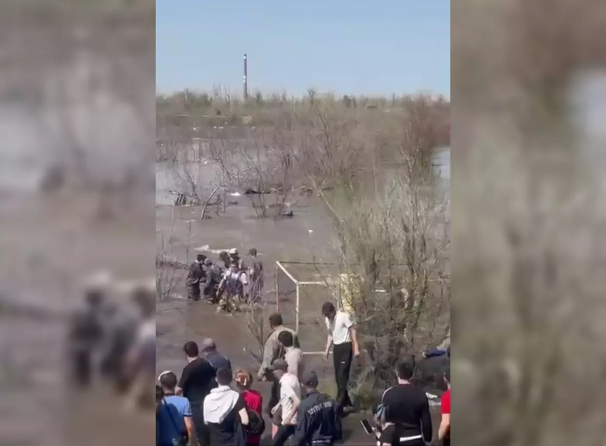 МЧС: Люди в воде на видео из окраин Уральска - это отказавшиеся ранее от эвакуации