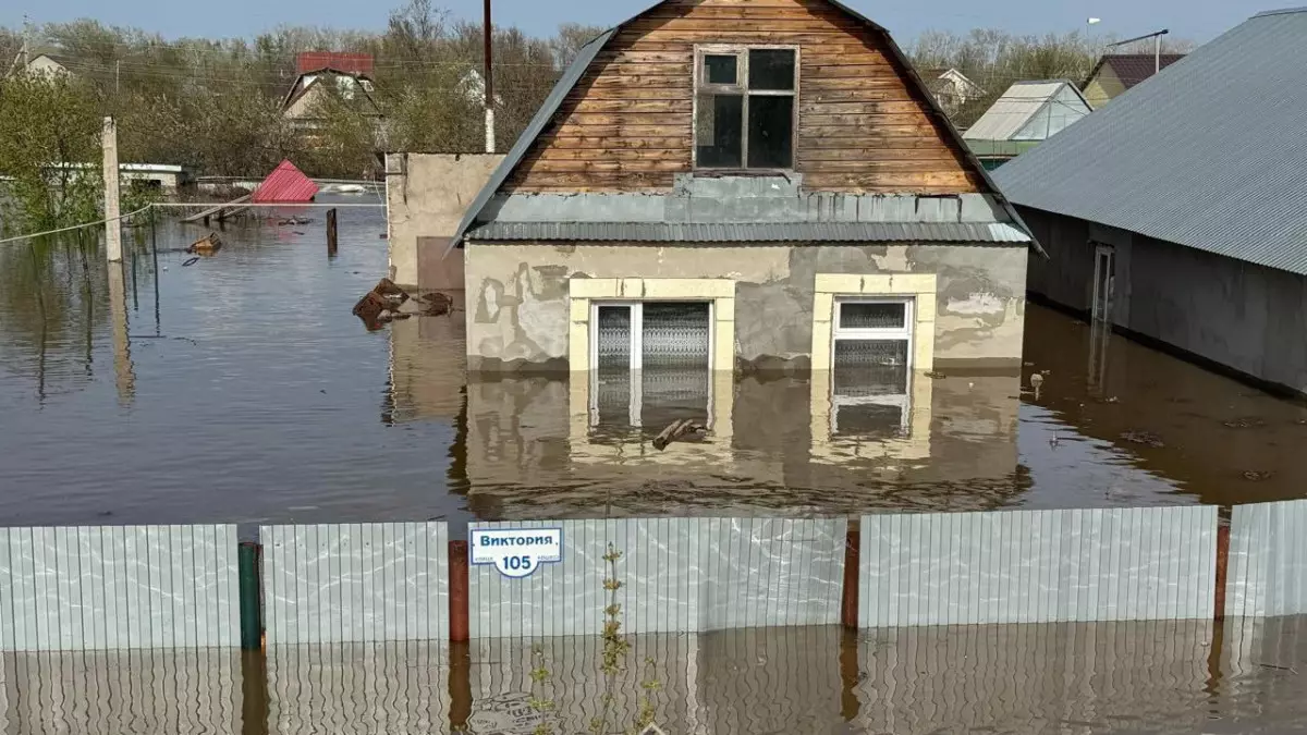 В Западном Казахстане из подтопленных дачных участков эвакуировано 1376 жителей