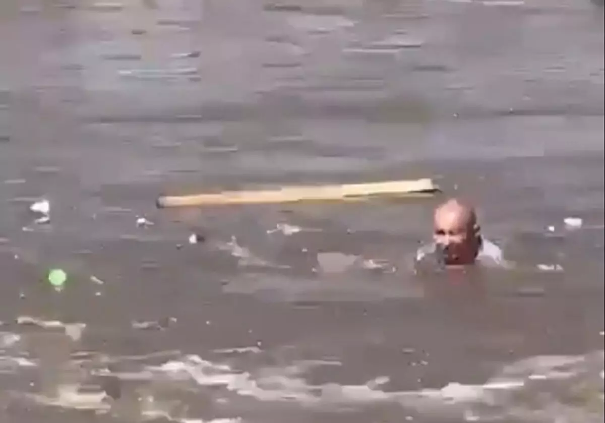 «Чуть не унесло течением». Сотрудник полиции спас утопающего мужчину на реке Жайык