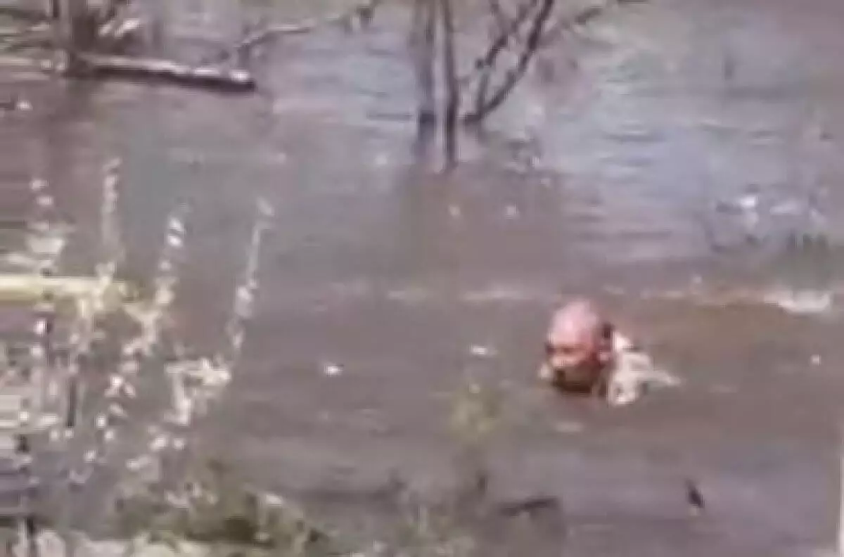 Мужчина чуть не утонул в бурном потоке Урала в дачном массиве ЗКО (ВИДЕО)
