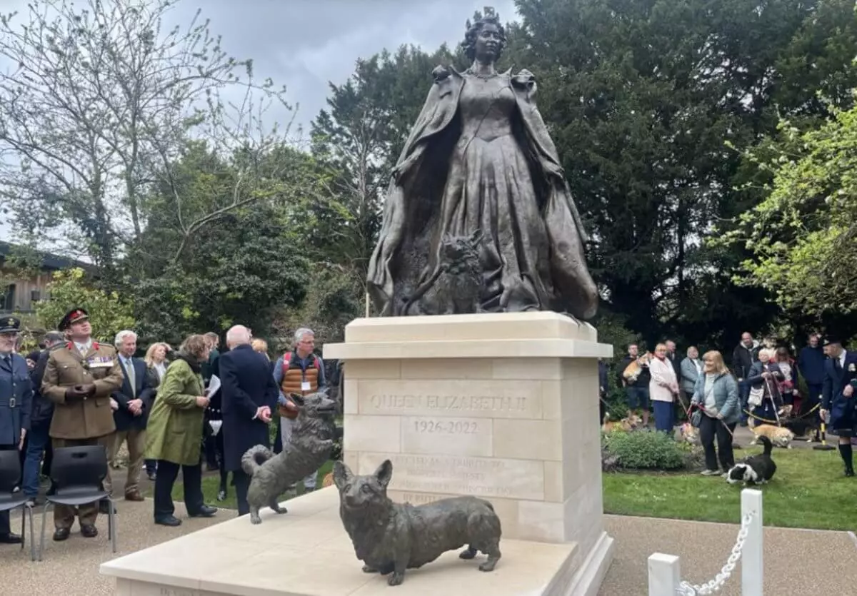 Елизавету II изобразили в скульптуре с ее любимыми собаками