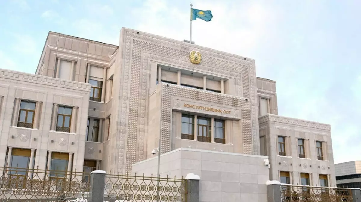 Лишать казахстанцев жилища можно только по решению суда - Конституционный суд