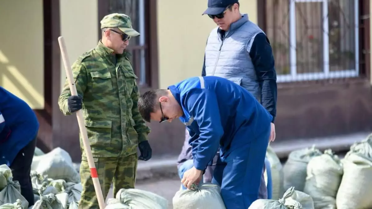 На запад Казахстана перебросят 500 военнослужащих и спасателей для борьбы с паводками