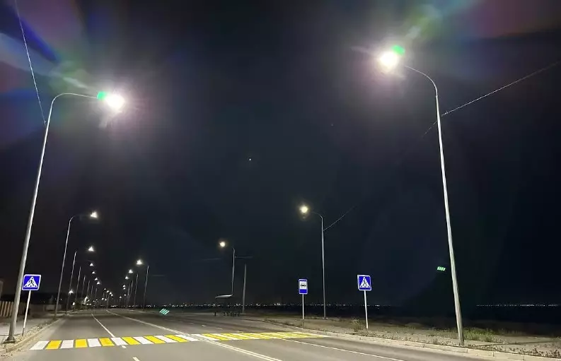 В Актау обновили освещение на автомобильной дороге до баз отдыха