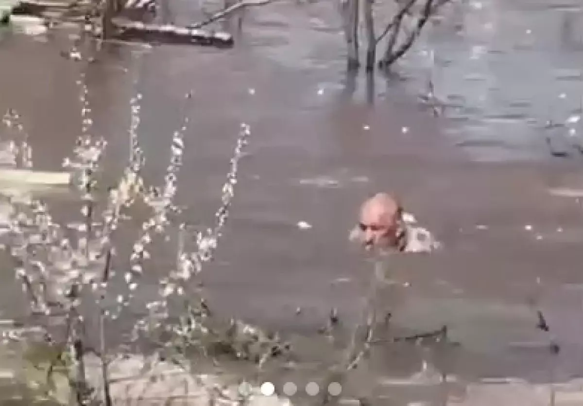 Мужчина едва не утонул в талых водах на глазах у десятков людей в Уральске