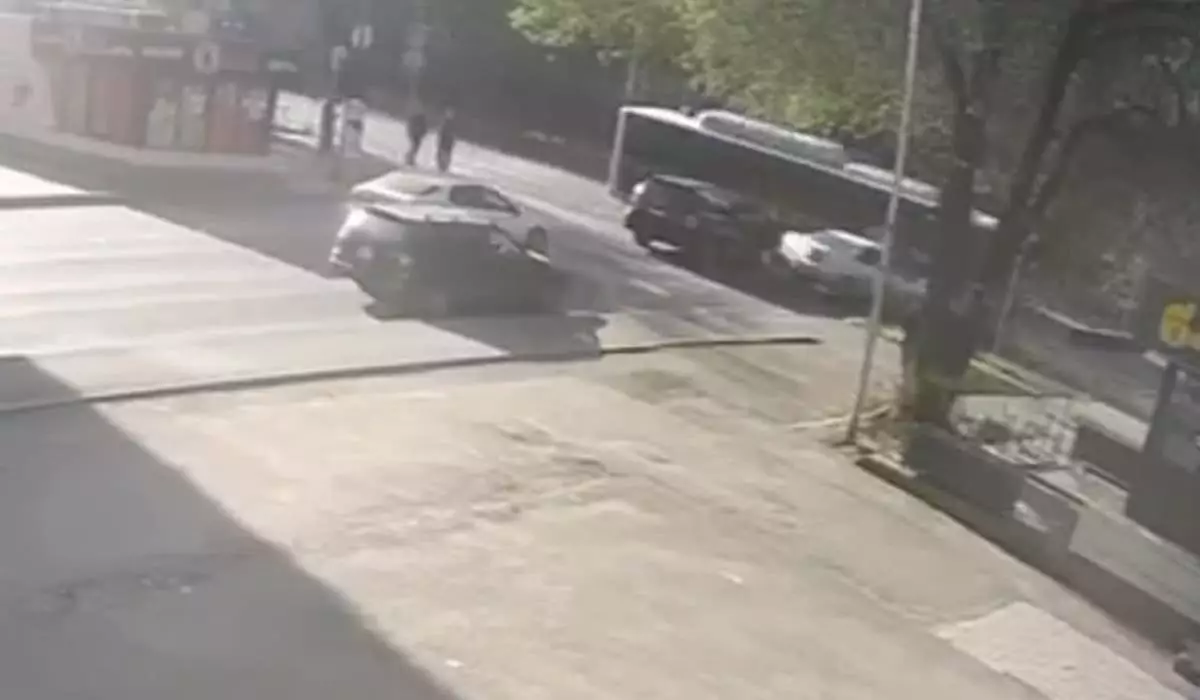 Автомобиль врезался в автобус в Алматы: момент ДТП попал на видео