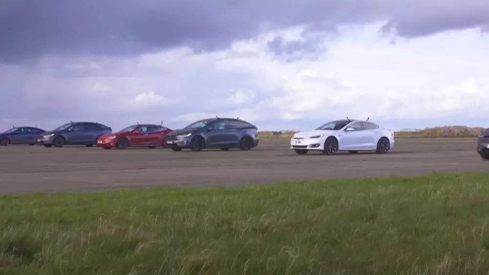 Шесть самых быстрых Tesla сразились в гонке. Видео