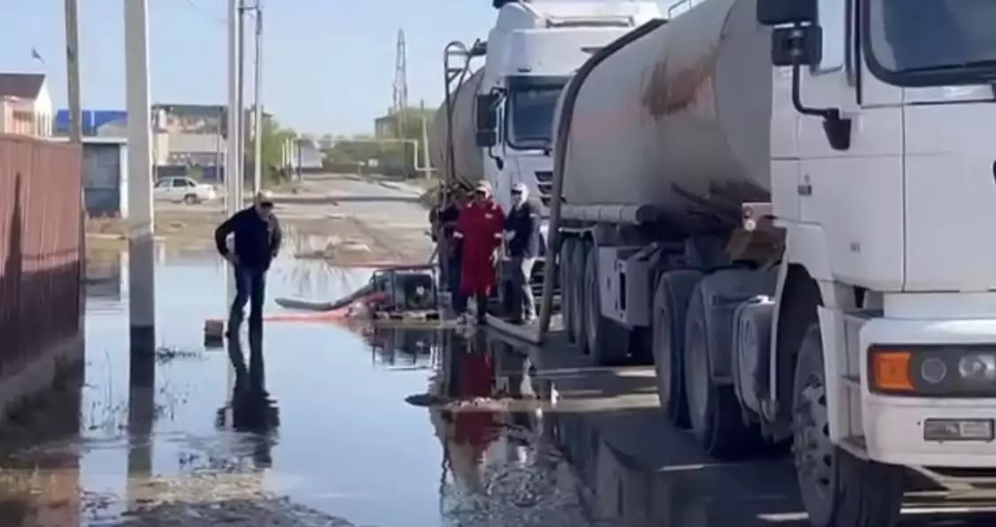 Спасатели и военные четырех регионов откачивают воду из Кульсары