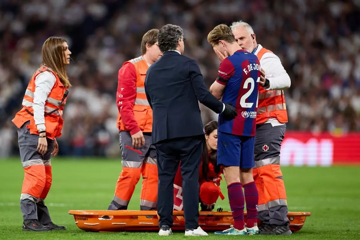 Источник: полузащитник «Барселоны» де Йонг не сможет сыграть до конца сезона из-за травмы