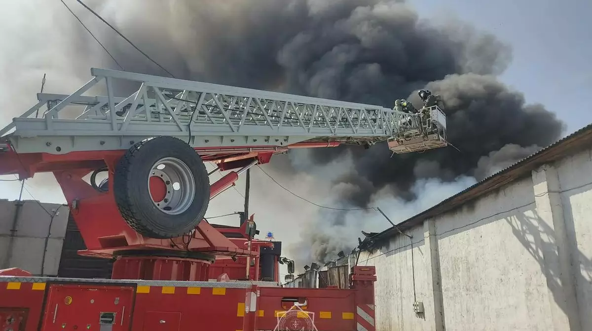 Крупный пожар произошел на складе со стройматериалами в Костанае