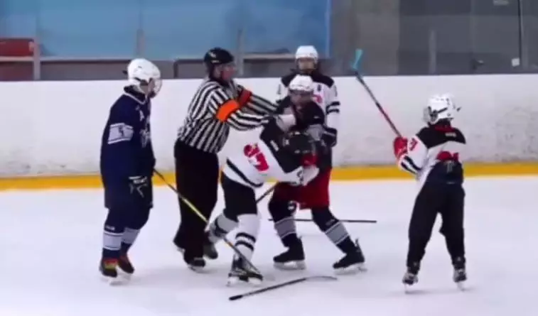 12-летний российский хоккеист сломал клюшку о голову соперника