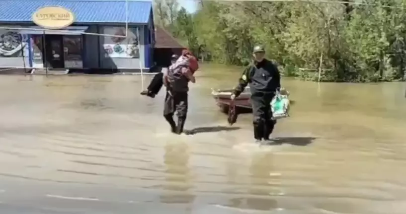 80-летнюю бабушку спасли от наводнения в Уральске (ВИДЕО)