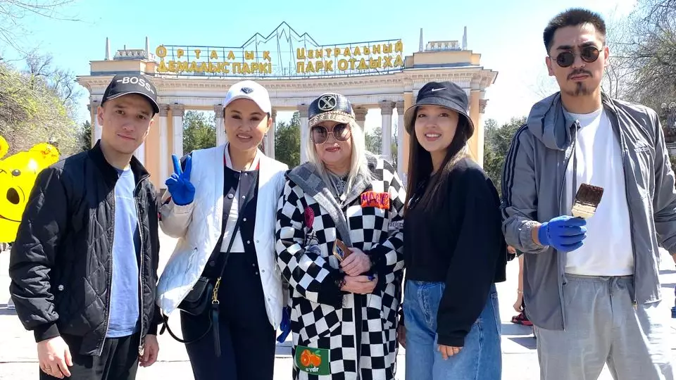 Казахстанские звезды эстрады высадили более 500 саженцев в Алматы