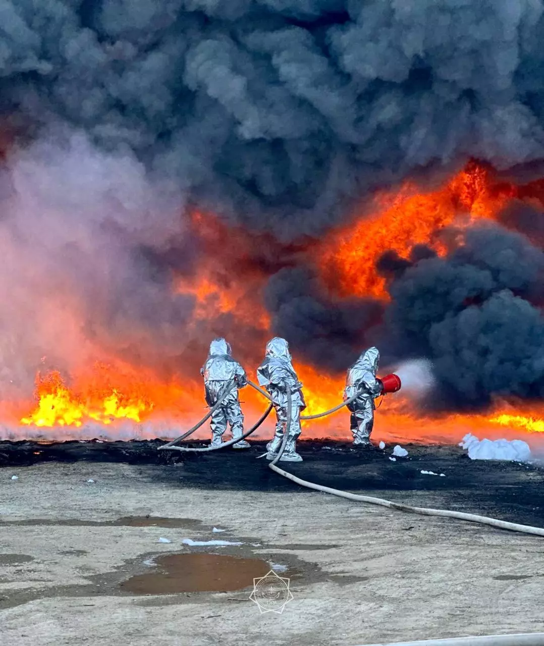 Три авто и больше тысячи литров моторного масла сгорели на складе в Степногорске