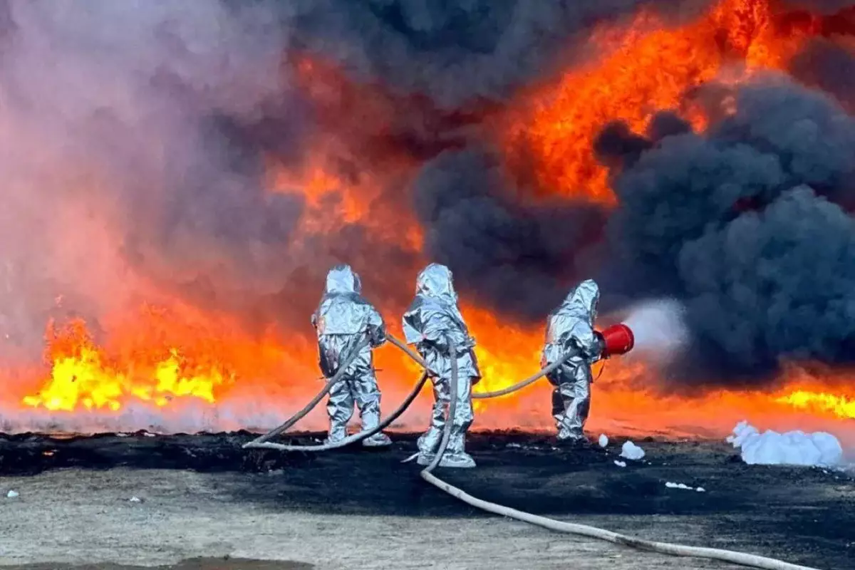 Три авто и больше тысячи литров моторного масла сгорели на складе в Акмолинской области