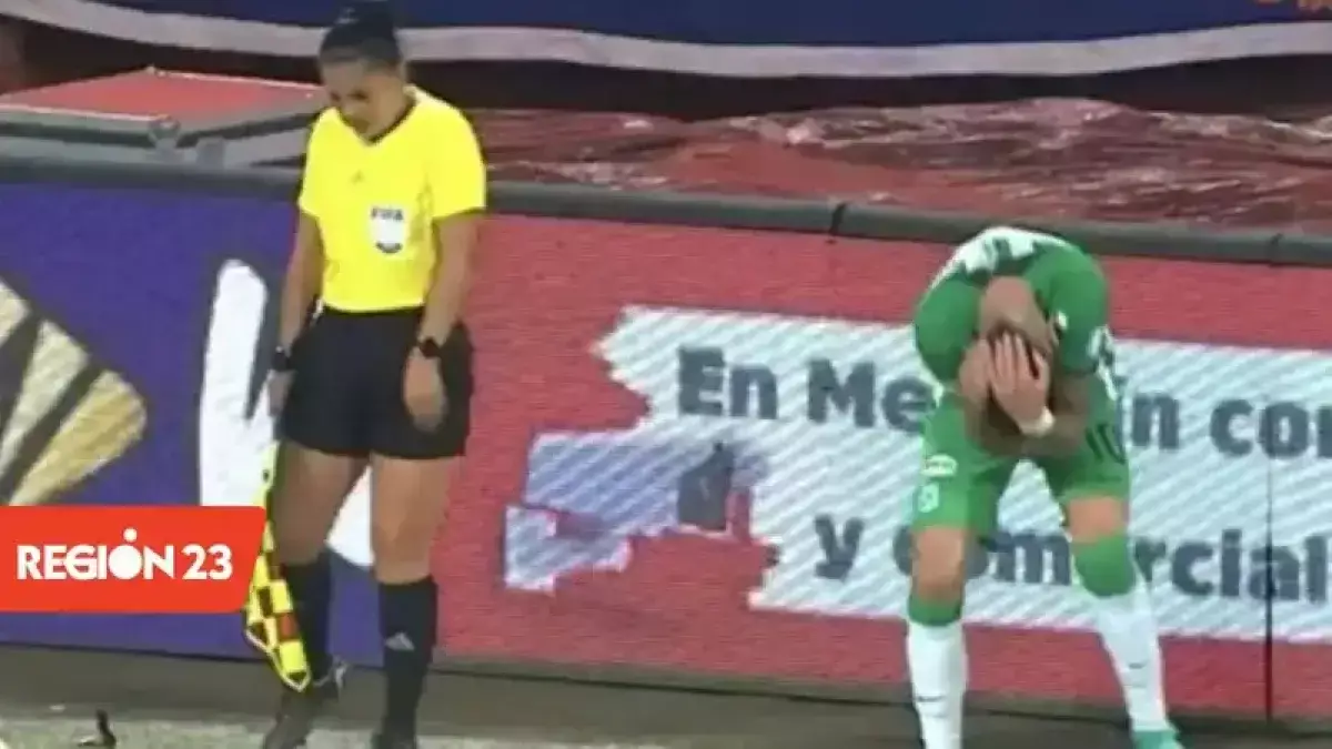 В Колумбии фанаты бросили нож в футболиста (видео)
