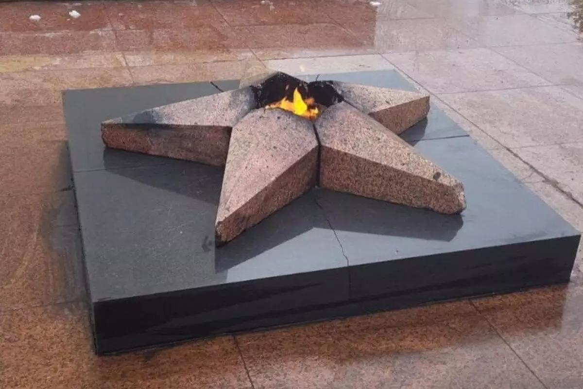 В Павлодаре горожанин разбил звезду Вечного огня на обелиске Славы