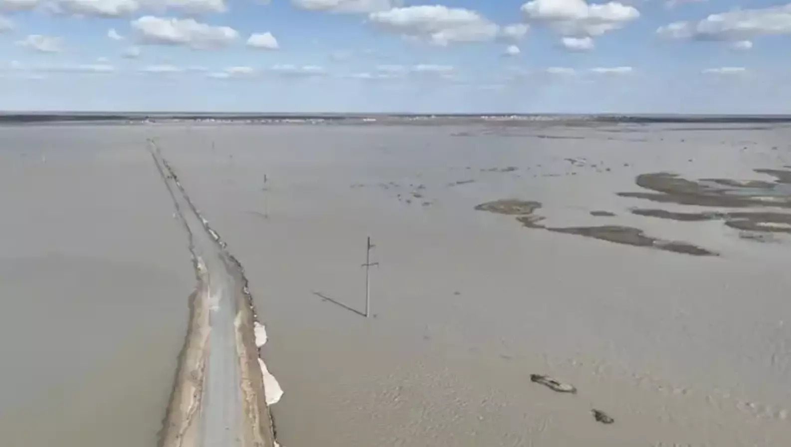 На восьми автодорогах в четырех областях ограничено движение из-за паводков в Казахстане