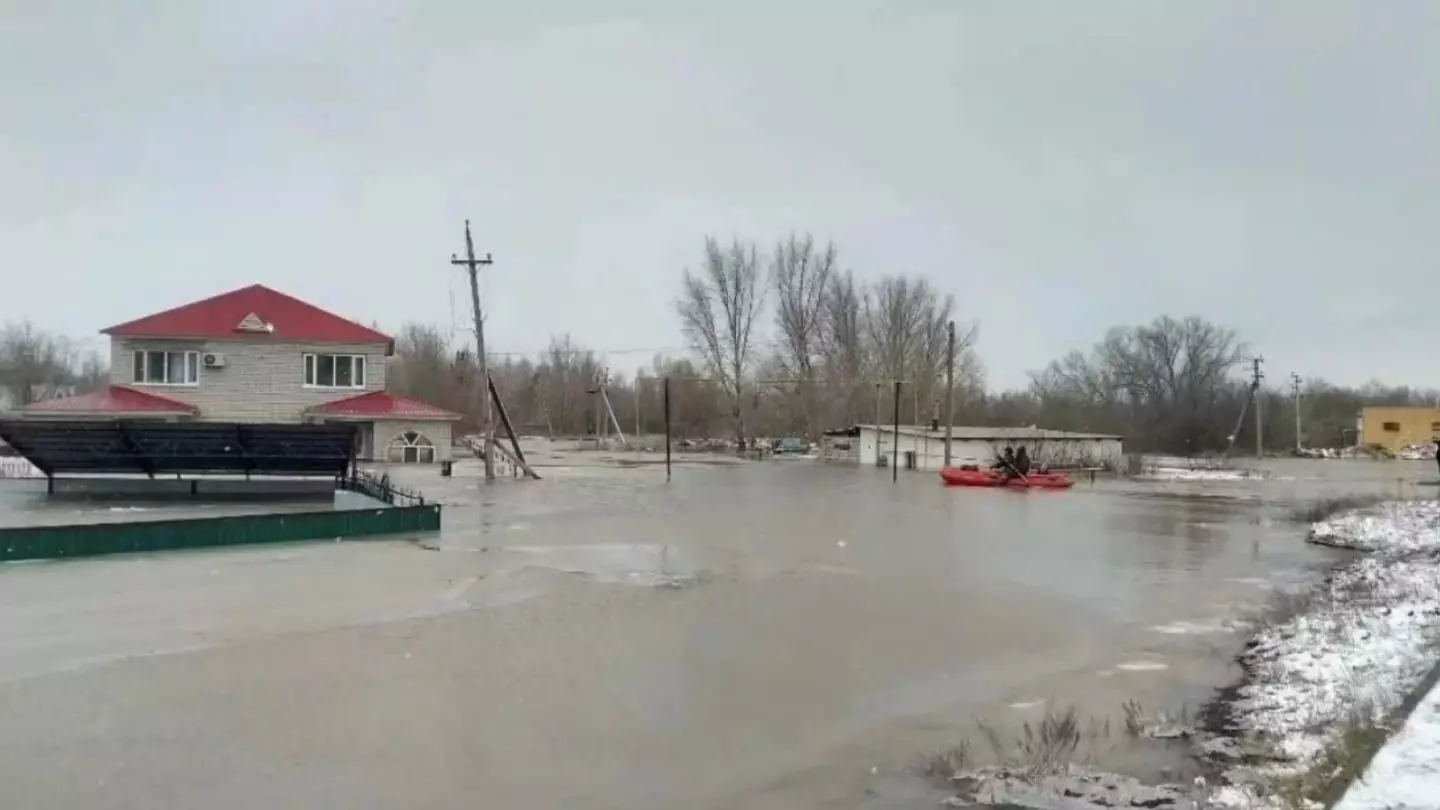 В нескольких регионах осложнилась ситуация с паводками, с затопленной территории эвакуировали почти 120 тысяч человек