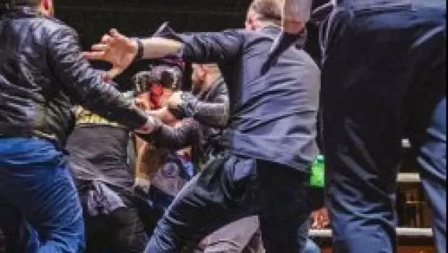 Фанаты выбежали на ринг и избили победителя после нокаута в титульном бою: видео
