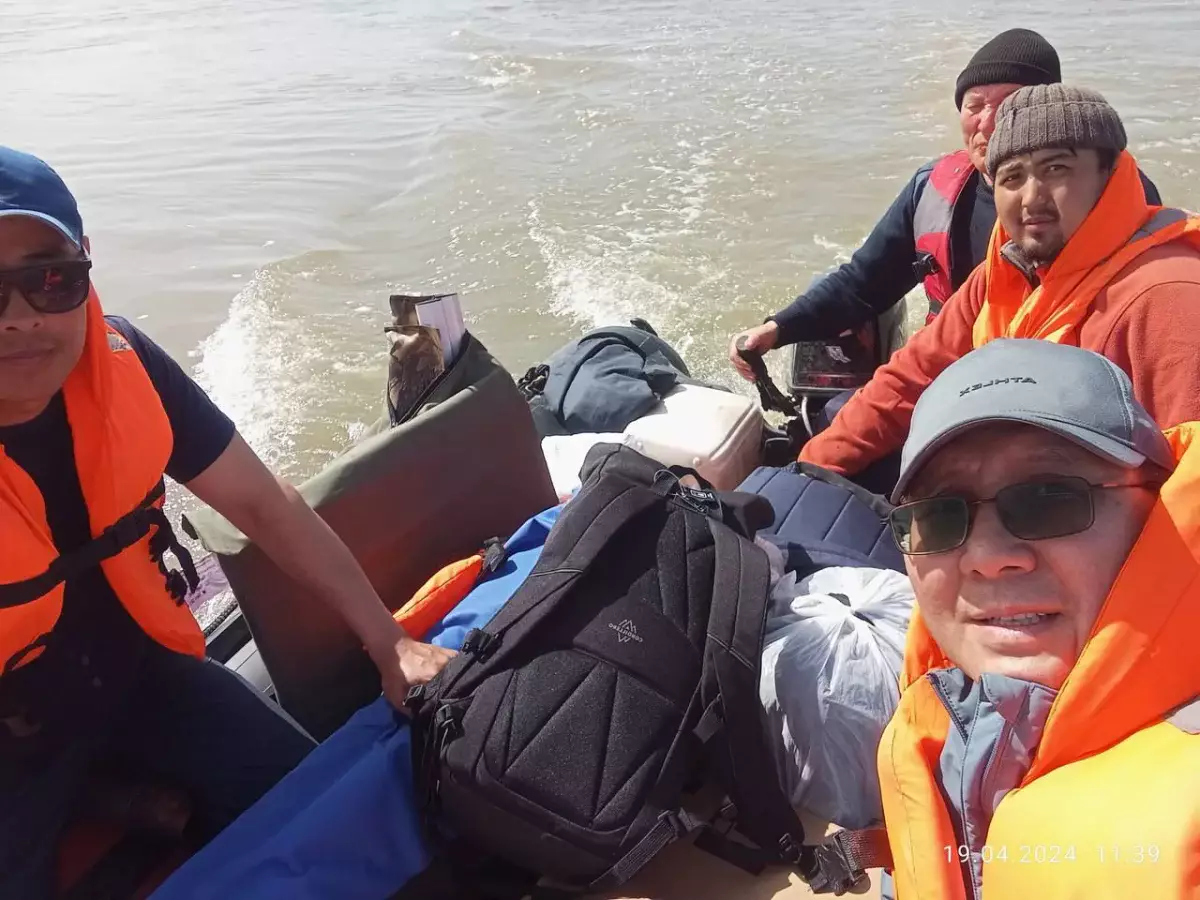 ОФ «Әділдік және Өркендеу» отправили гумпомощь и моторную лодку в Костанайскую область