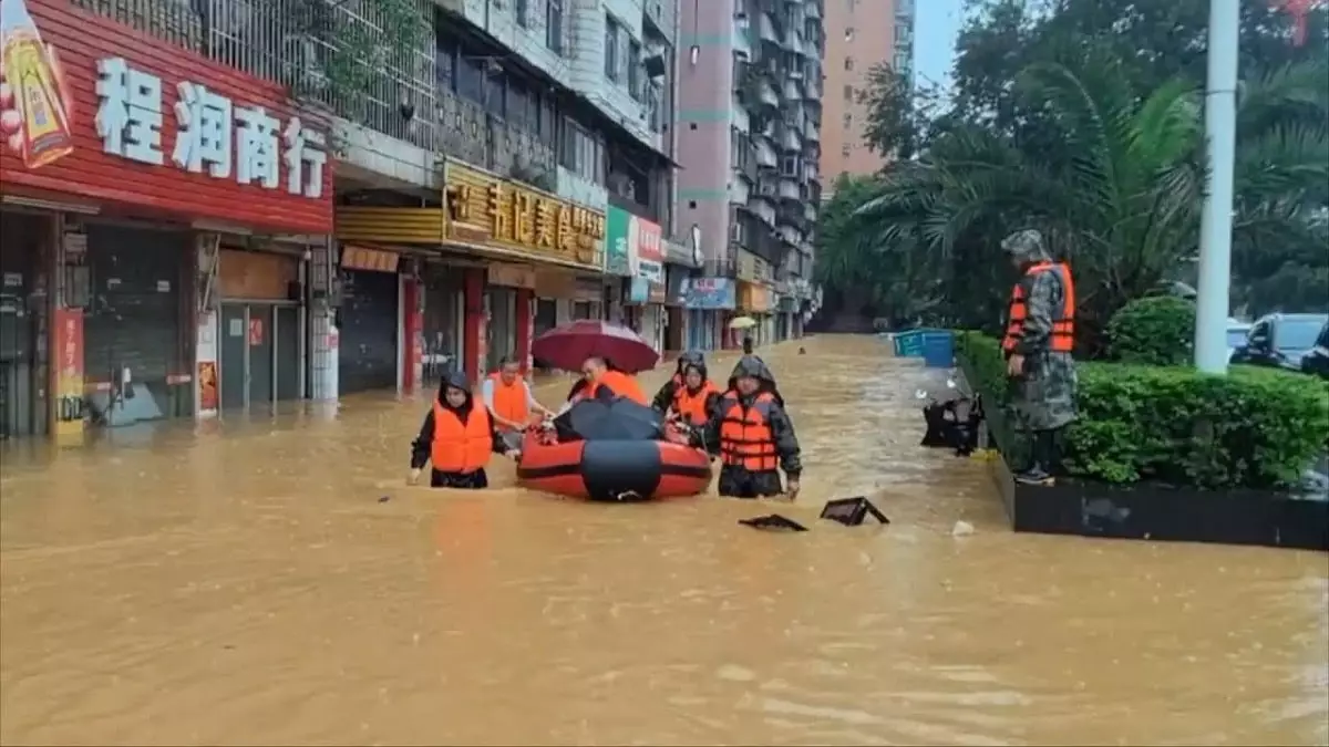 Буйство стихии: в Китае произошло сильнейшее наводнение (видео)