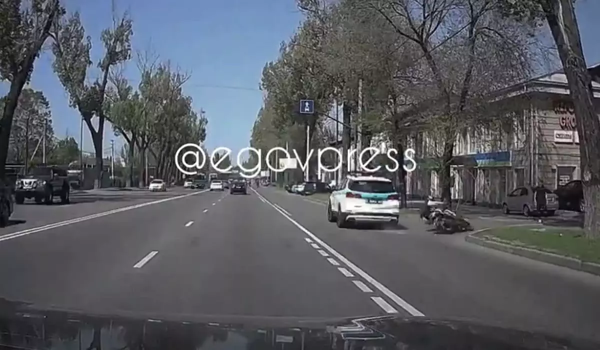 Патрульная машина сбила мопедиста в Алматы: ДТП попало на видео