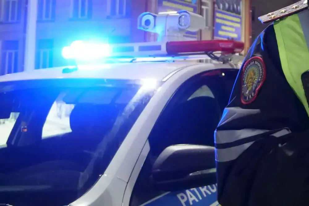 Мопедист врезался в полицейских в Алматы и получил штраф