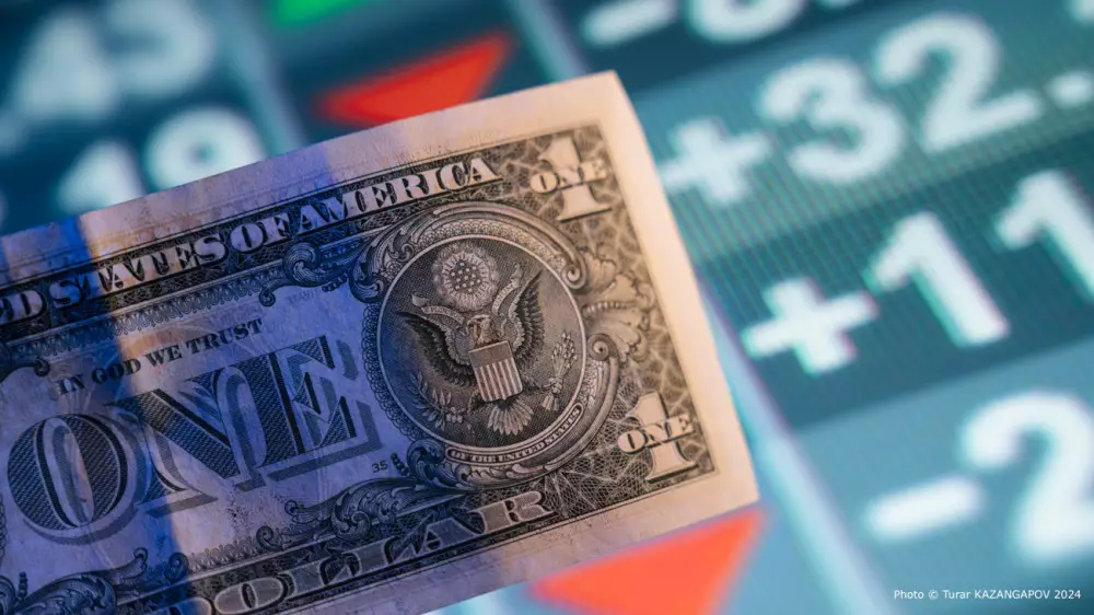 Курс доллара упал ниже 445 тенге