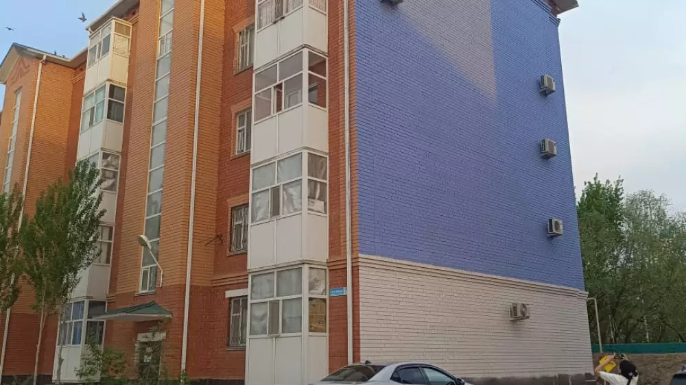 Дома из красного кирпича в Кызылорде красят в синий: их жители против