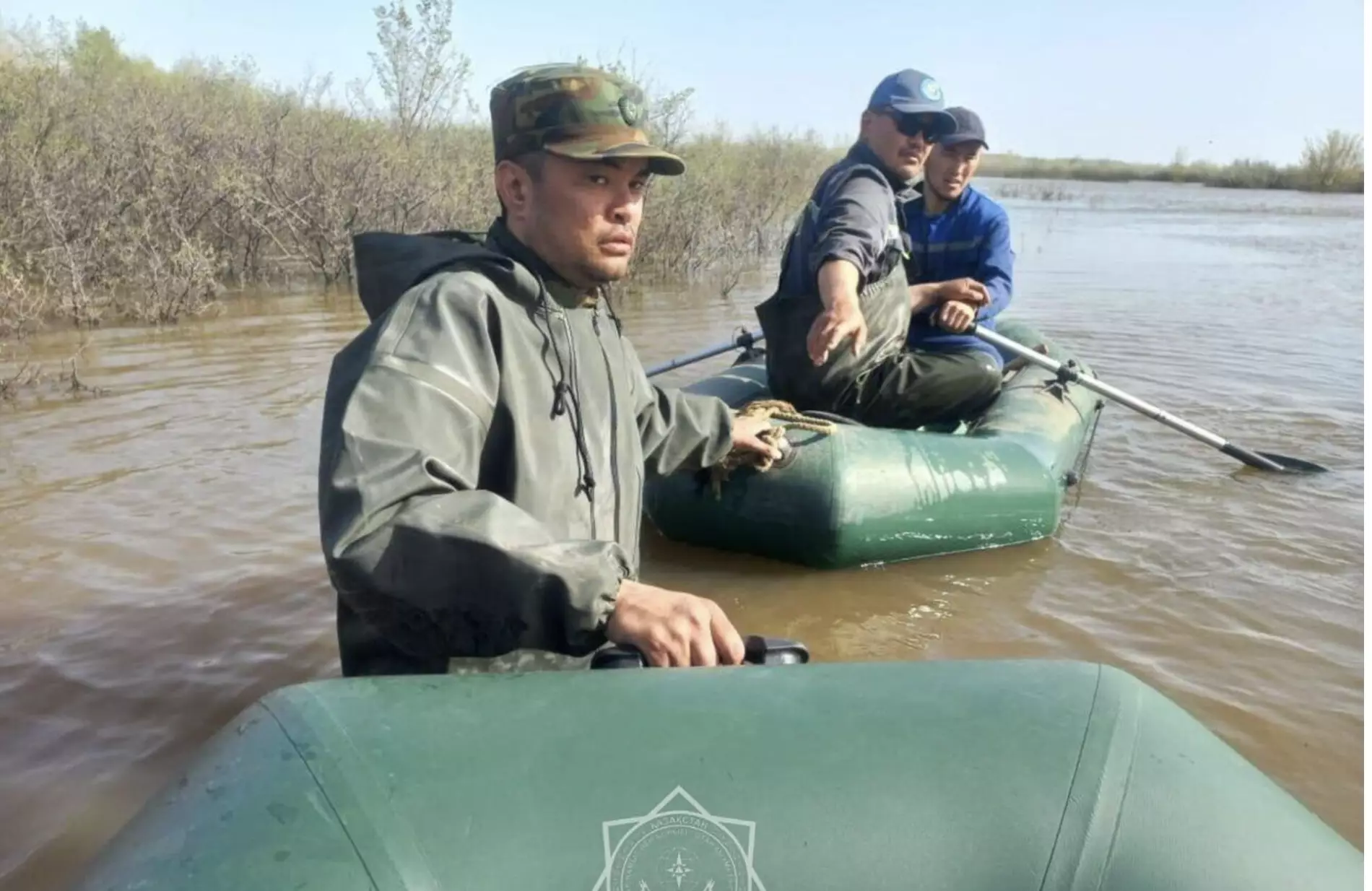 60 человек принудительно эвакуировали из затопленного дачного общества в Уральске