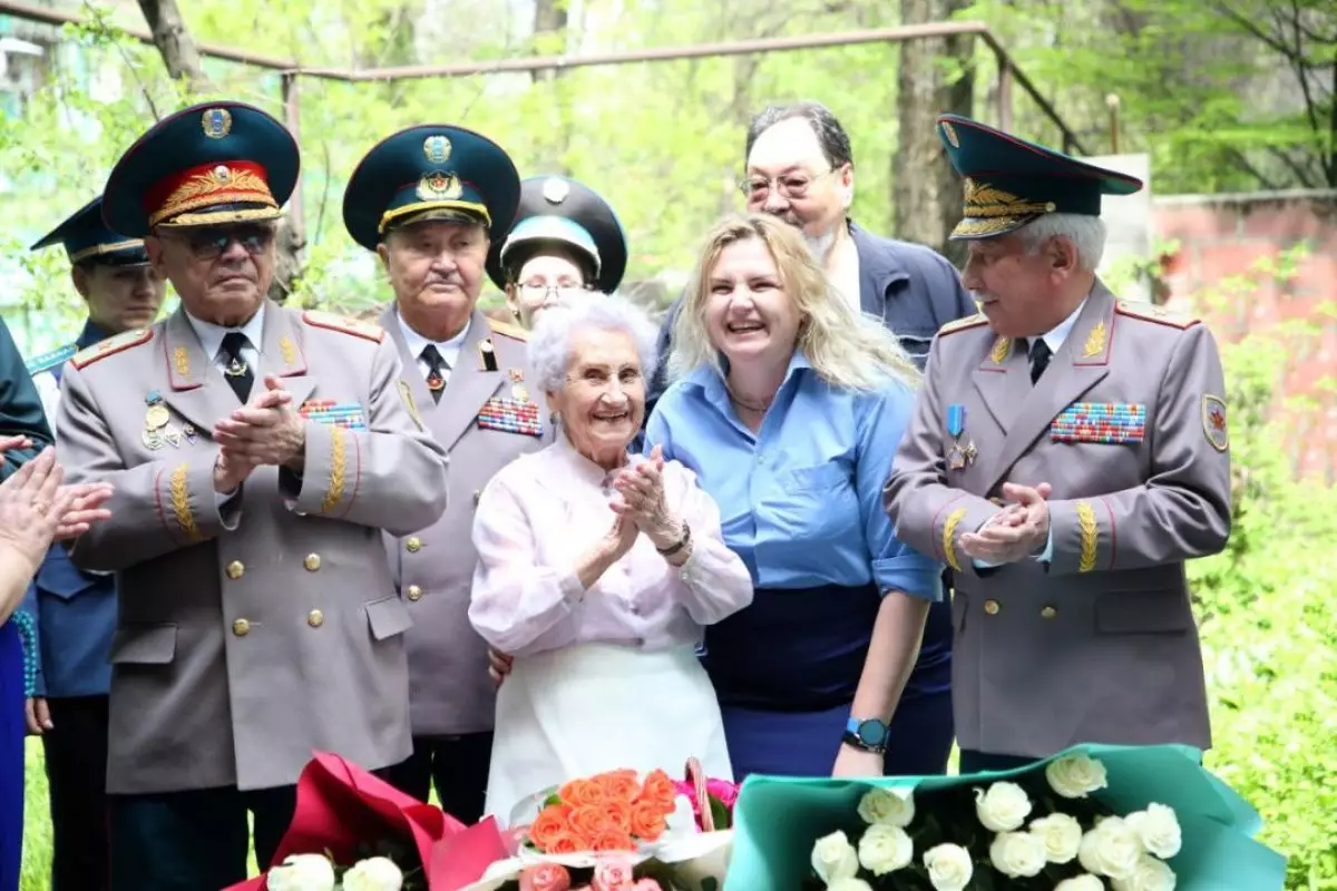 С вековым юбилеем поздравили десантники ветерана Тамару Максимову в Алматы