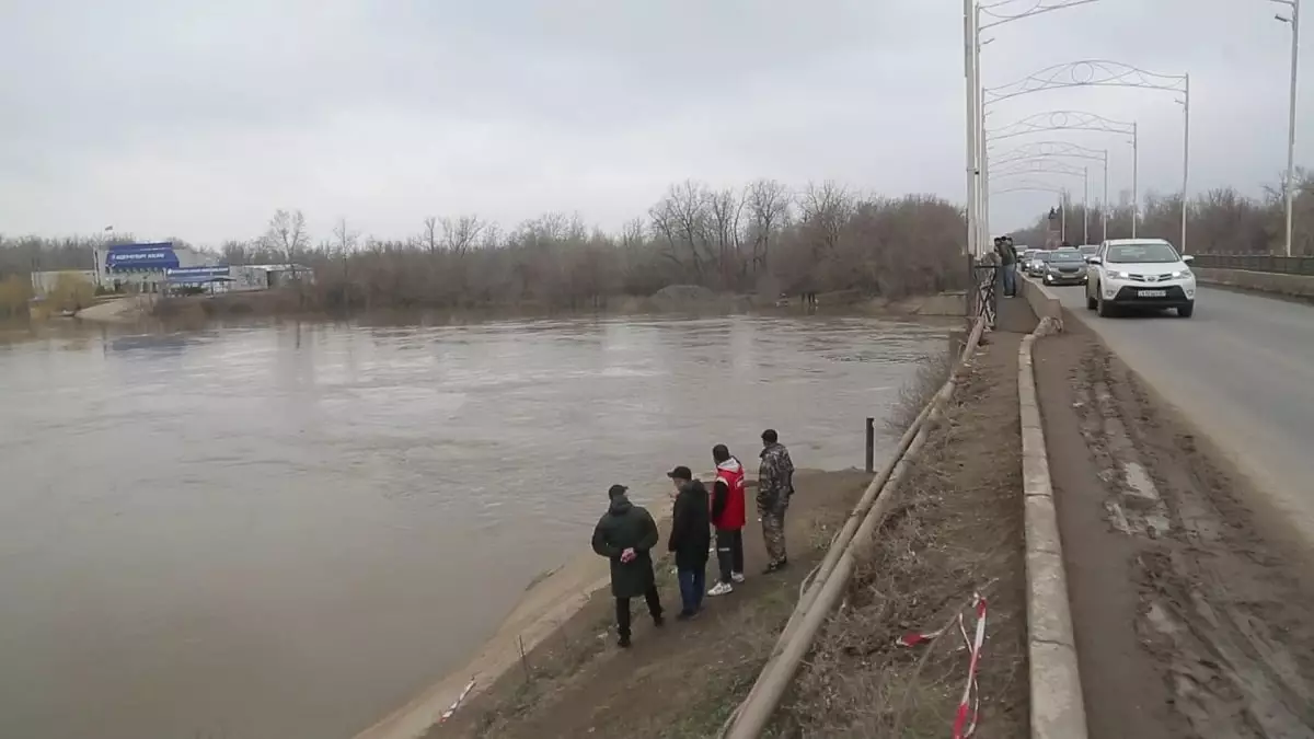 Паводки в Казахстане: уровень воды на реке Урал превысил критическую отметку