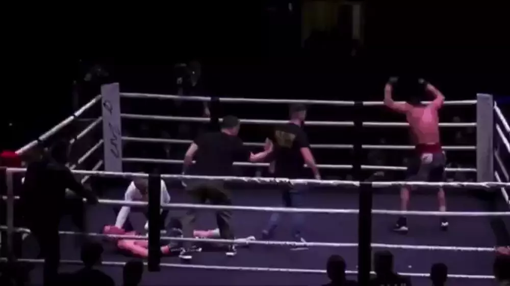 Фанаты избили боксера-чемпиона после завоевания титула: видео