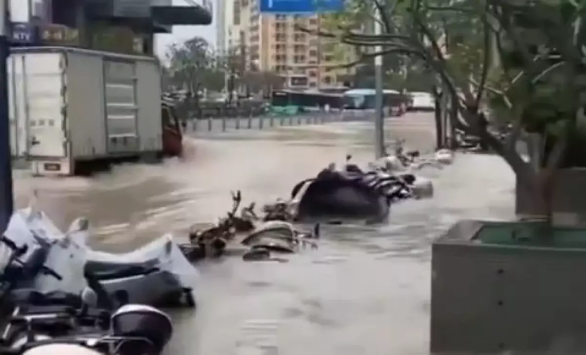 Из-за проливных дождей красный уровень опасности объявлен в Китае