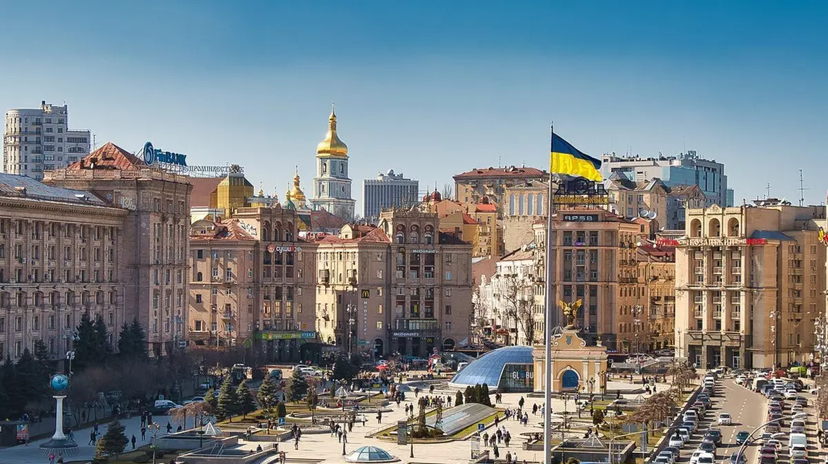 Украинцам призывного возраста ограничат доступ к консульским услугам за границей