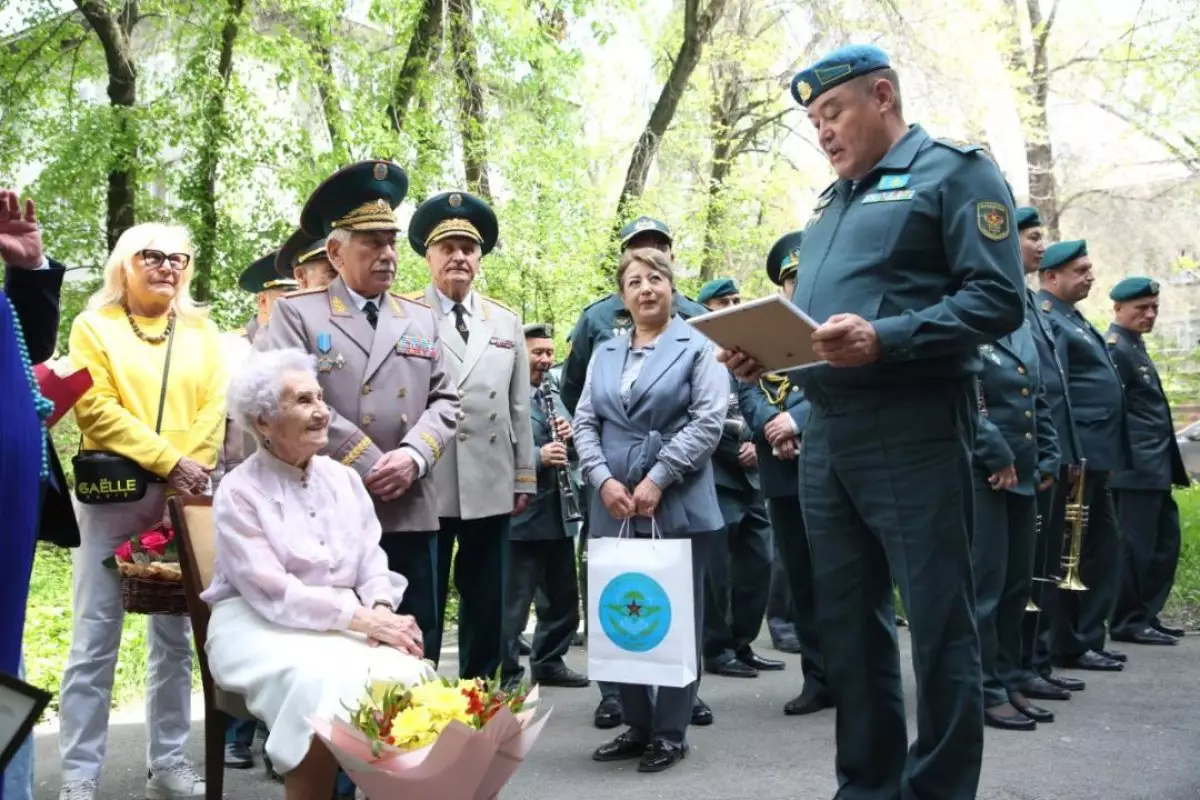 Ветерану ВОВ из Алматы исполнилось 100 лет
