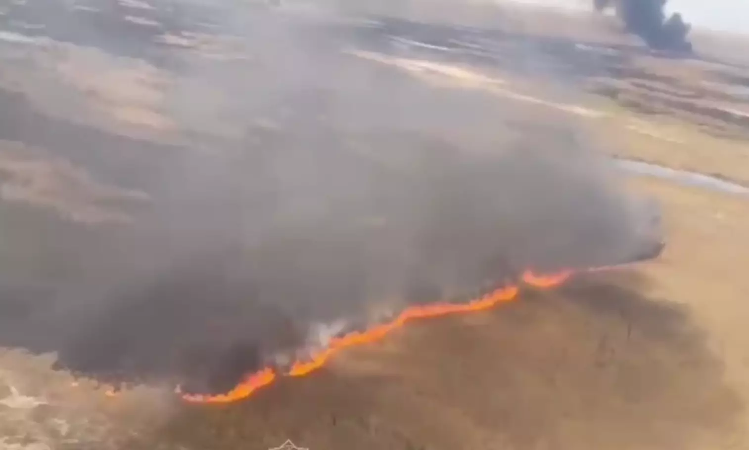 Почти 200 тонн воды сбросили вертолетом для тушения природного пожара в Алматинской области