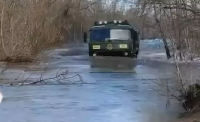 Водитель спас несколько десятков заложников большой воды в Уральске