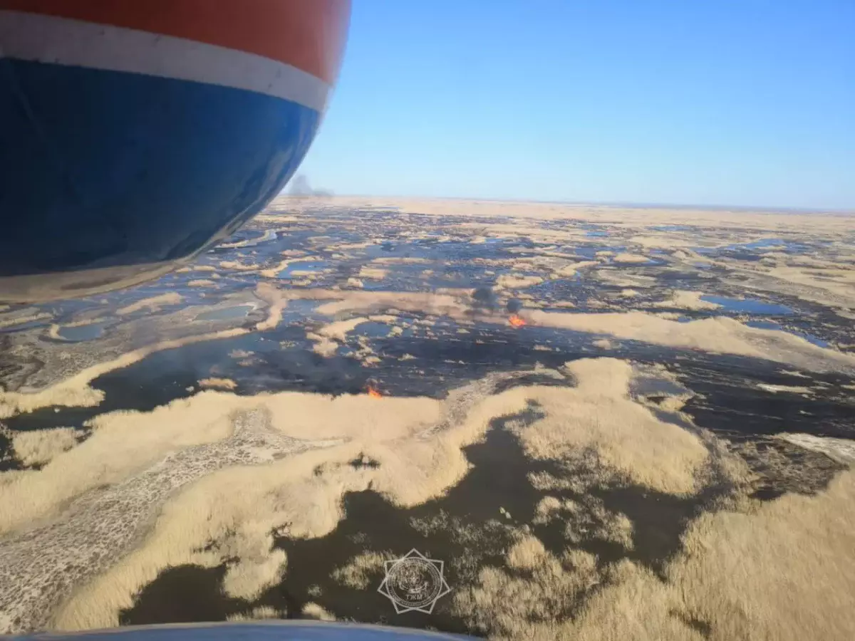 Около 200 тонн воды сбросили вертолетом при тушении пожара в Алматинской области