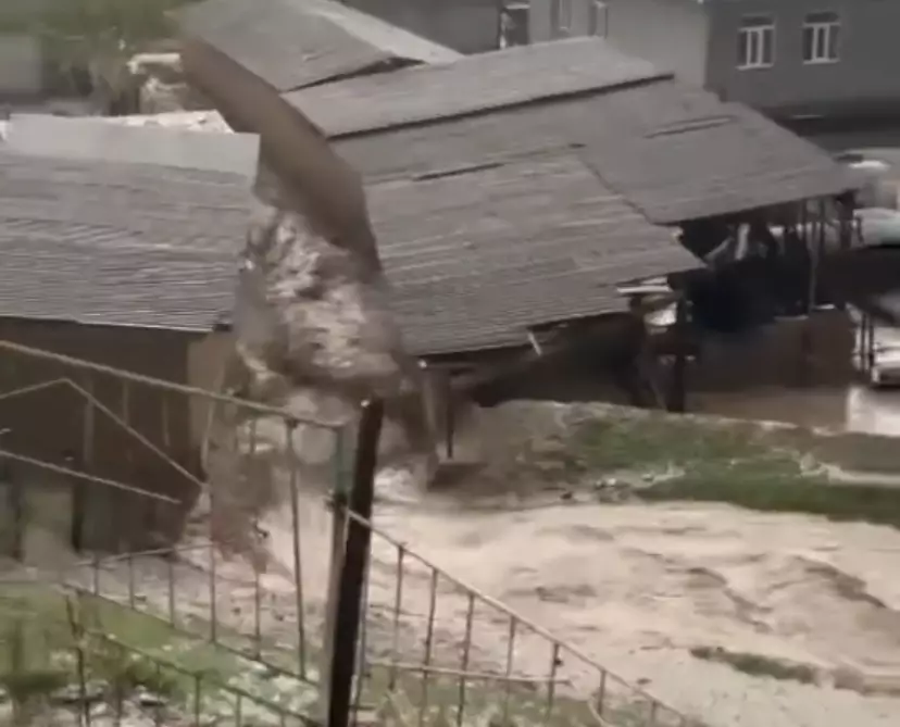 “Қырғызстан”: су тасқынына байланысты жантүршігерлік видео тарады (ВИДЕО)