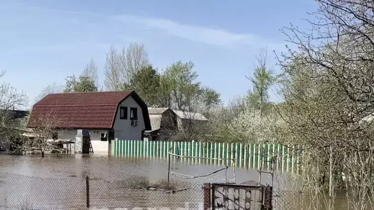 Жители затопленных домов собрались в акимате Уральска с просьбой говорить правду