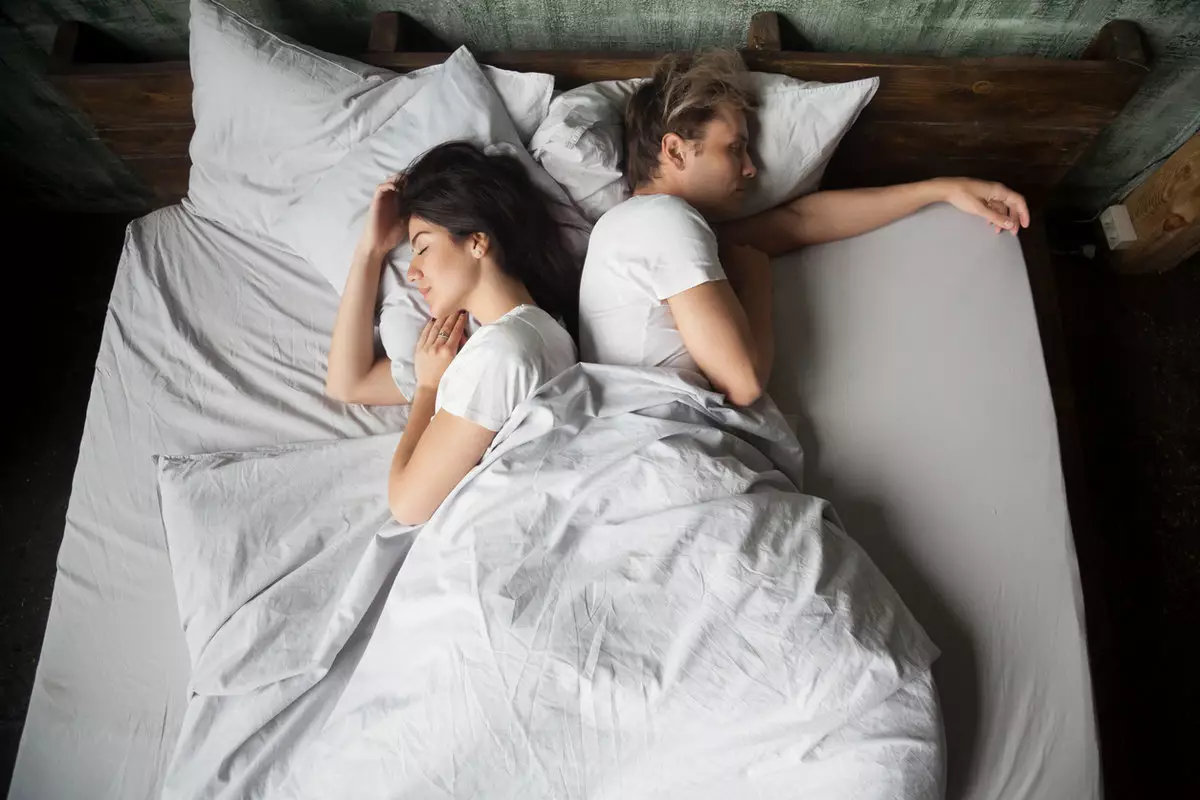 Психолог назвала причины, из-за которых партнеры начинают спать раздельно