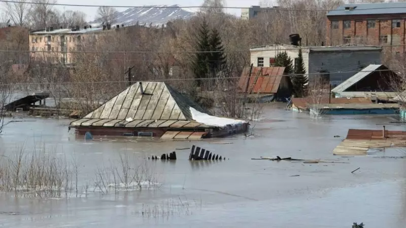 Паводки в Казахстане: в Актобе прибыла помощь из Таджикистана