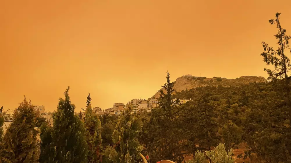 "Как будто мы на Марсе": Афины окрасилась в оранжевый цвет