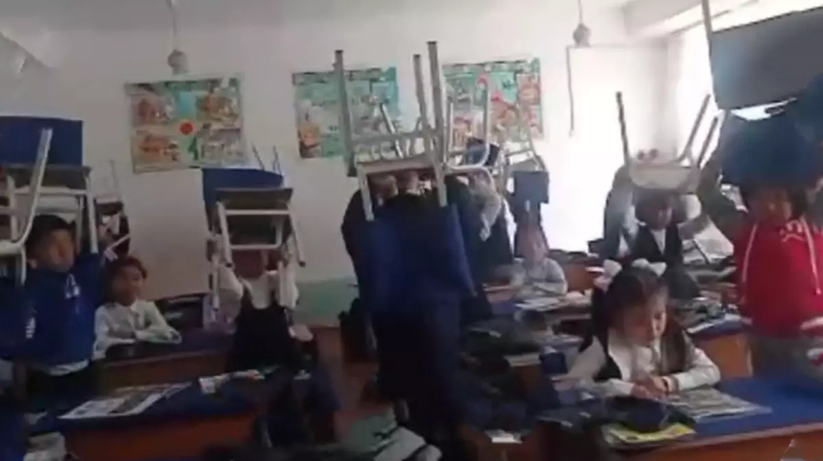 Учительница заставила первоклассников стоять с поднятыми над головой стульями