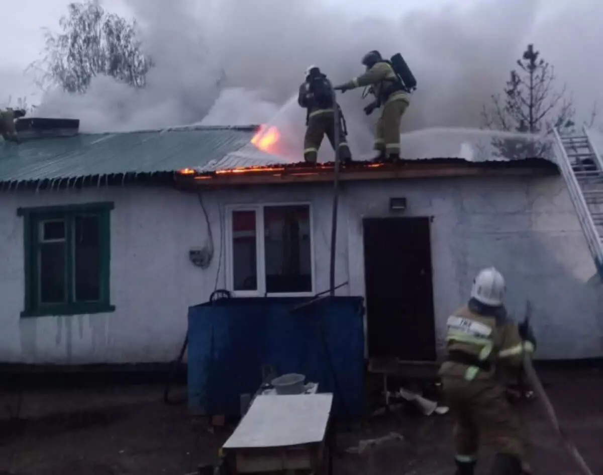Четыре газовых баллона вынесли пожарные в Кокшетау